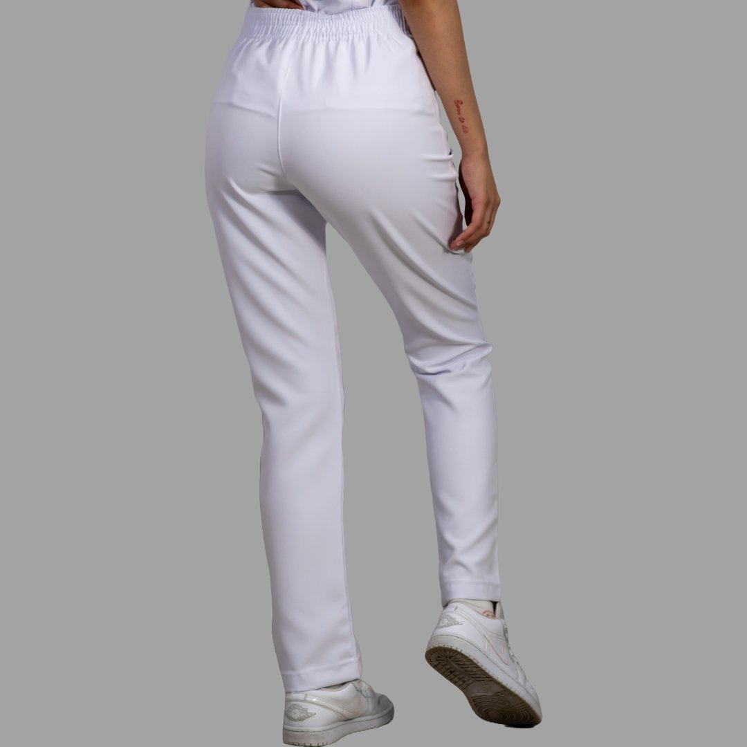 Pantalón clínico blanco mujer vista posterior con pretina de resorte y largo regular