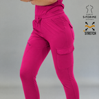 Jogger quirúrgico mujer 905 fucsia, vista frontal de tres cuartos con cintura de cordón, bolsillos laterales y bolsillo de parche en el muslo
