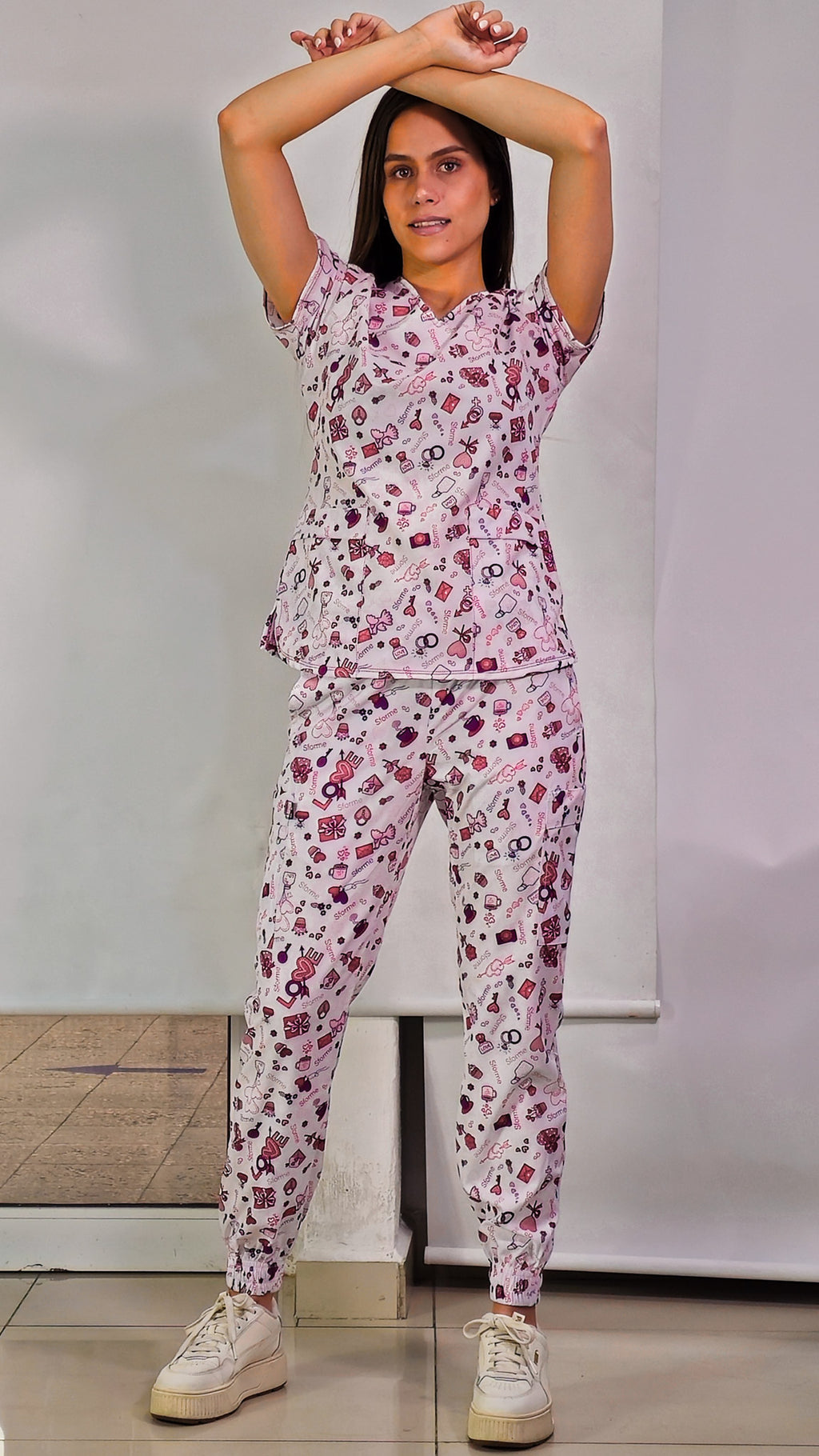 Filipina Estampado Love, Scrubs 600