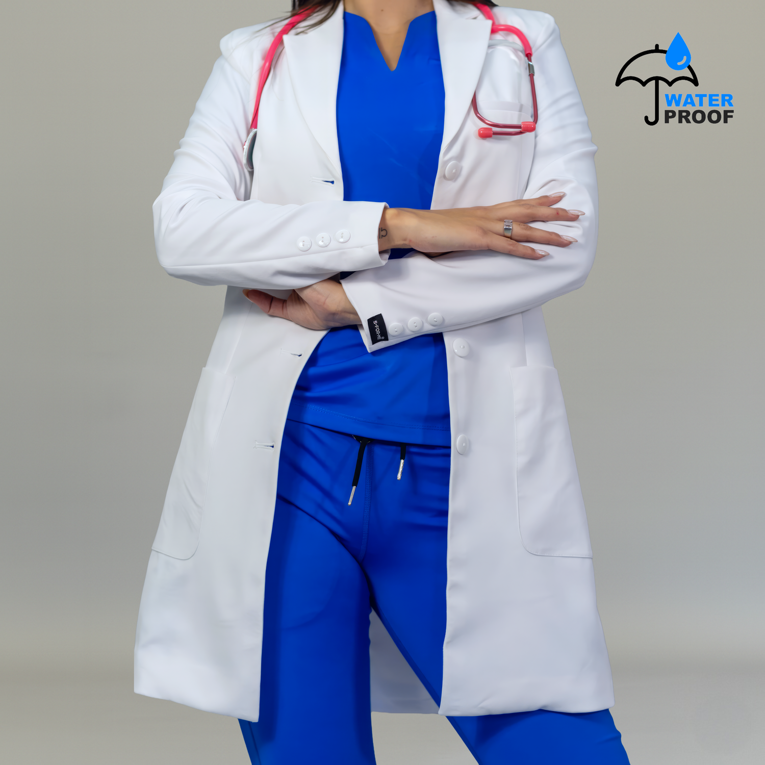 Bata médica blanca femenina con diseño elegante y corte ajustado