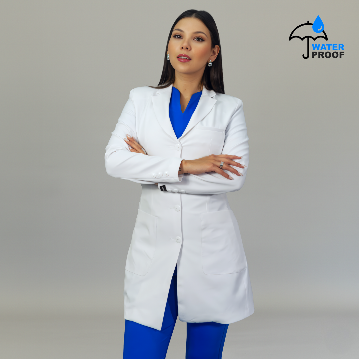 Bata médica blanca para mujer disponible en tallas XXS a XL