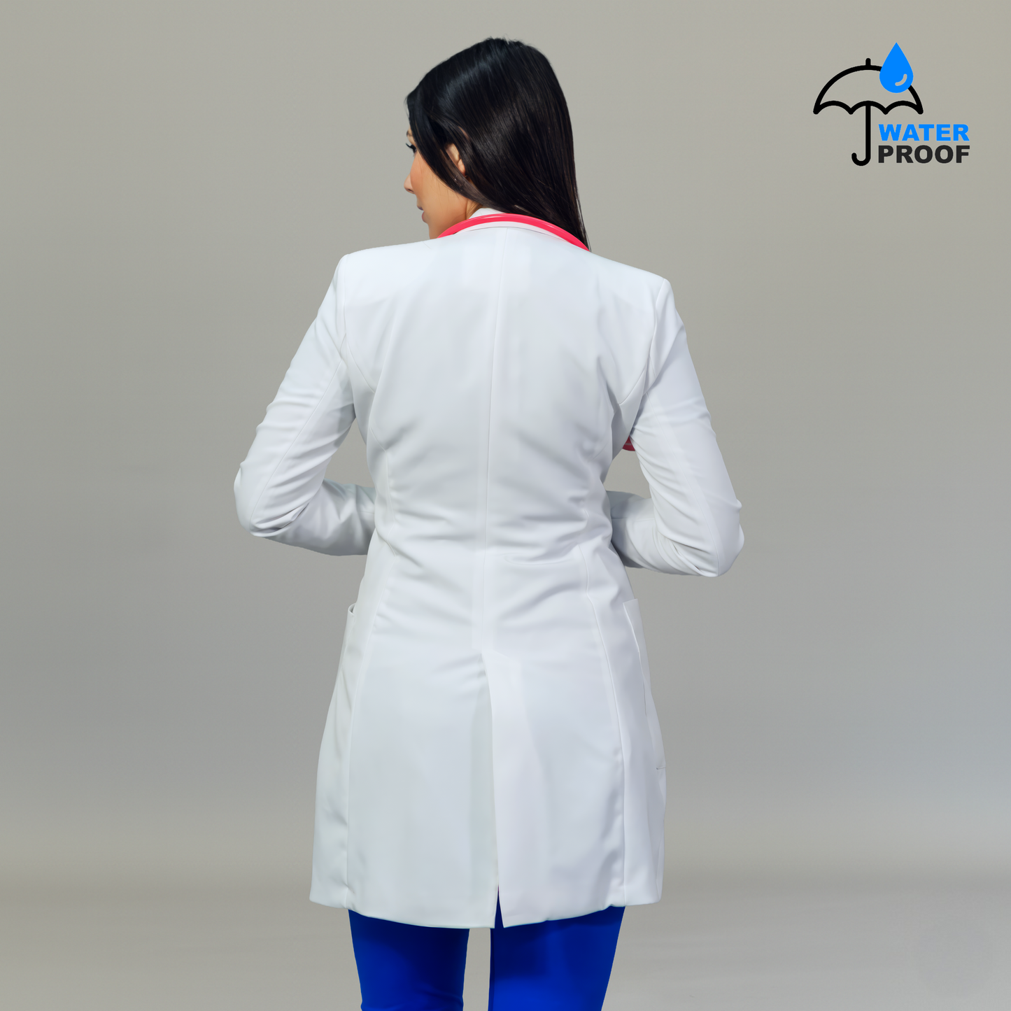 Detalle de tela antifluido en bata médica blanca de dama