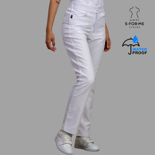 Pantalón clínico blanco para mujer stretch antifluido vista frontal con pretina y bolsillos