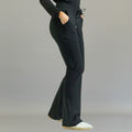 Pantalón quirúrgico mujer 915 Negro Flare Super Stretch — vista lateral silueta acampanada