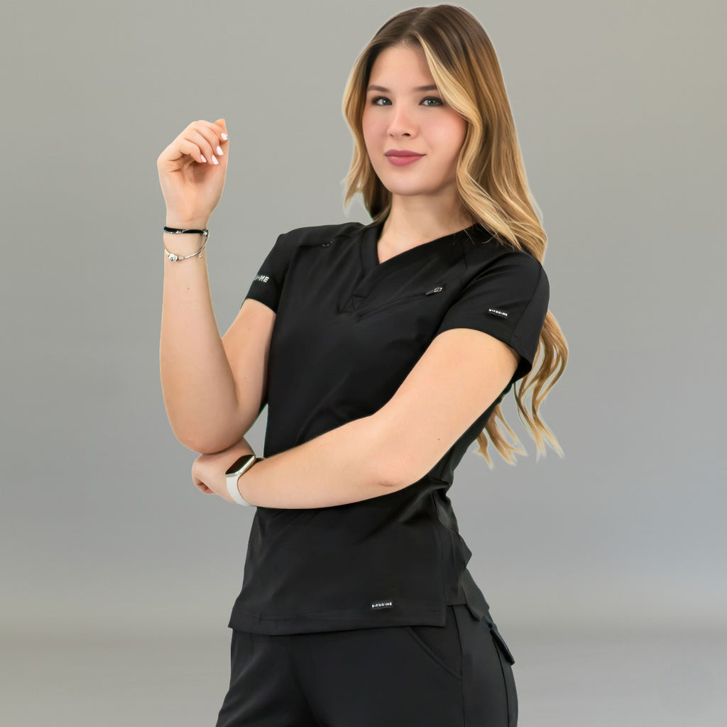 Modelo de tres cuartos con la filipina negra 905 y un brazo flexionado.
