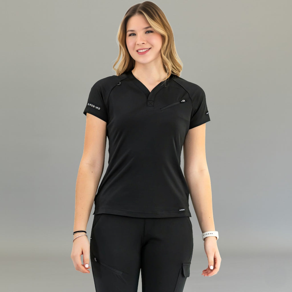 Vista frontal de la filipina 905 negra y parte del pantalón negro combinado.