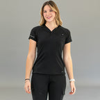 Vista frontal de la filipina 905 negra y parte del pantalón negro combinado.