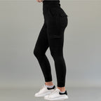 Jogger quirúrgico mujer negro Super Stretch 901 — vista lateral con bolsillos cargo y logo Stretch