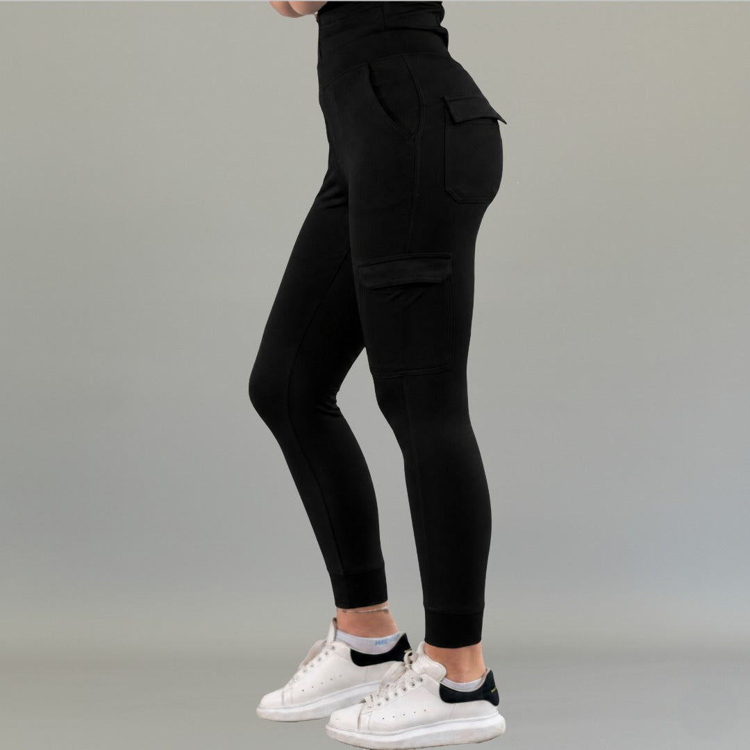 Jogger quirúrgico mujer negro Super Stretch 901 — vista lateral con bolsillos cargo y logo Stretch