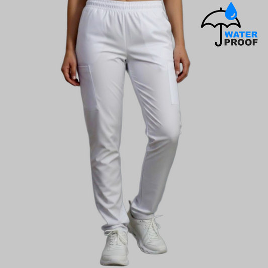 Pantalón quirúrgico blanco para mujer con 5 bolsas y tela stretch antifluido