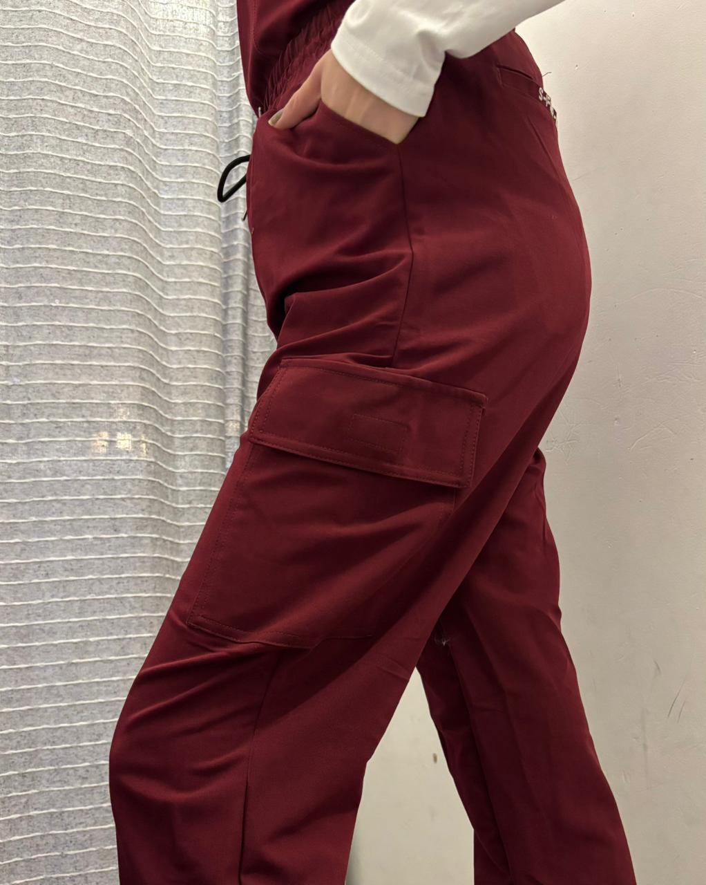 Jogger 300 Quirúrgico Unisex Vino Antifluido  Relax Scrubs
