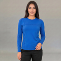 Blusa under scrub azul rey manga larga para mujer con pantalon negro medico