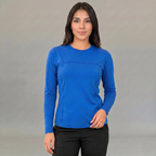 Blusa under scrub azul rey manga larga para mujer con pantalon negro medico